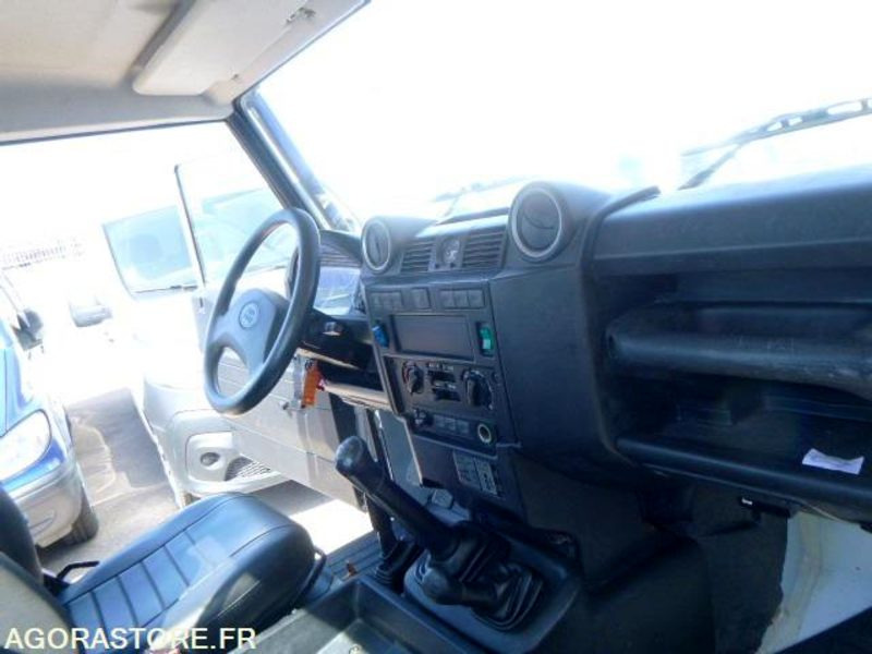 DEFENDER -Land Rover - 2011 - 131930km - 122ch - Terepjáró/ SUV: 4 kép. DEFENDER -Land Rover - 2011 - 131930km - 122ch - Terepjáró/ SUV: 4 kép.