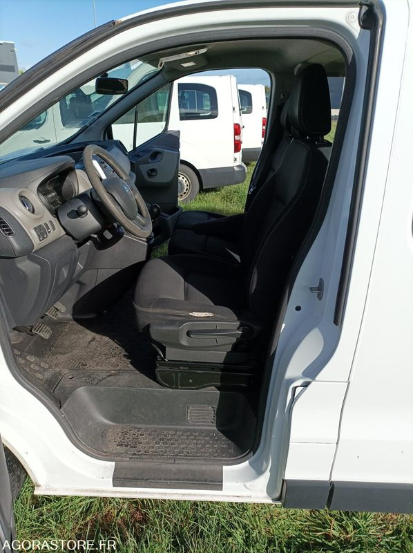 DS-311-SJ - Roulant - RENAULT TRAFIC - VP - 331 363 Kms - Minibusz, Kisbusz: 5 kép. DS-311-SJ - Roulant - RENAULT TRAFIC - VP - 331 363 Kms - Minibusz, Kisbusz: 5 kép.