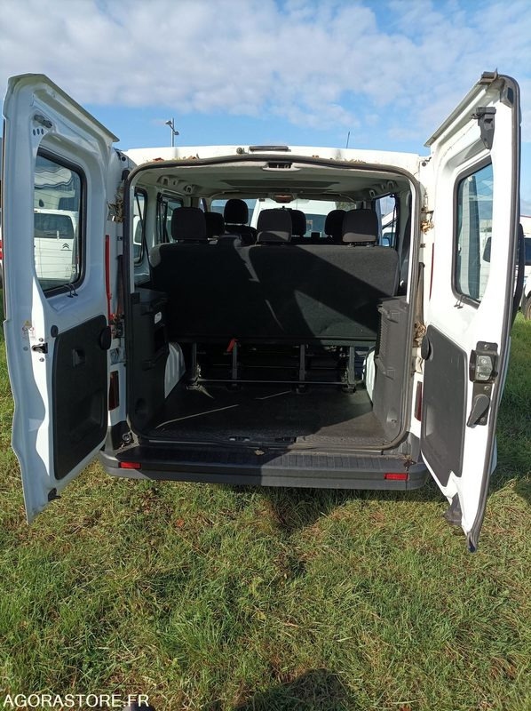 DS-311-SJ - Roulant - RENAULT TRAFIC - VP - 331 363 Kms - Minibusz, Kisbusz: 4 kép. DS-311-SJ - Roulant - RENAULT TRAFIC - VP - 331 363 Kms - Minibusz, Kisbusz: 4 kép.