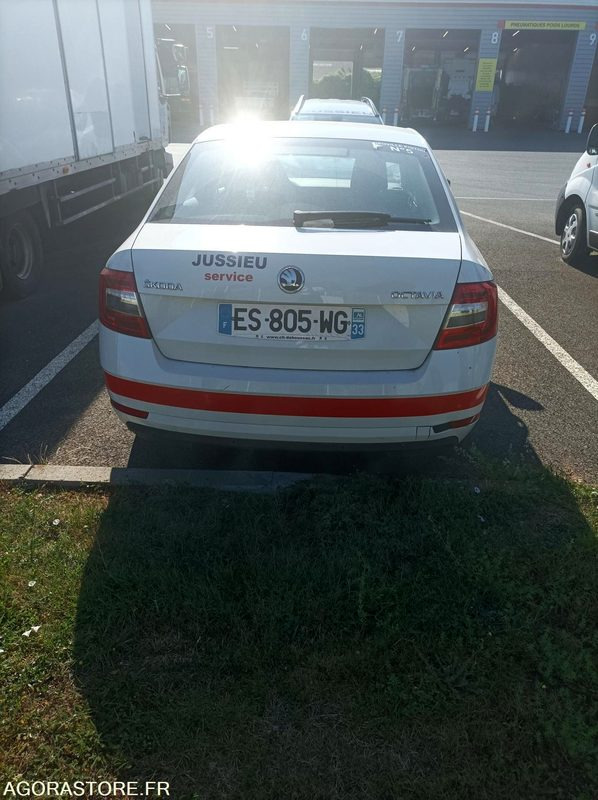 ES-805-WG - Non Roulant - Skoda Octavia - VP - 279 000 Kms - Autó: 4 kép. ES-805-WG - Non Roulant - Skoda Octavia - VP - 279 000 Kms - Autó: 4 kép.