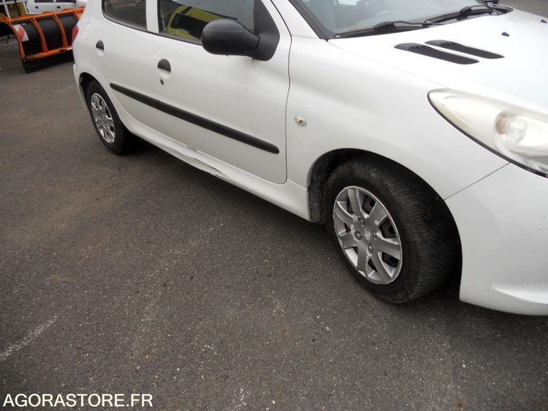 LOT 5 SLT - PEUGEOT 206+ - Egyéb gépek: 2 kép. LOT 5 SLT - PEUGEOT 206+ - Egyéb gépek: 2 kép.