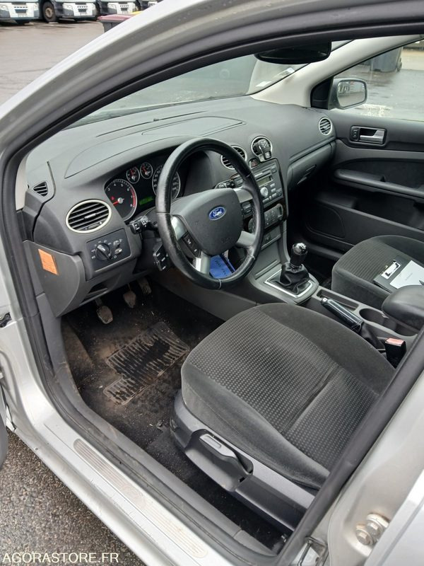 FORD FOCUS 1.8 ESSENCE - 2006 - 135 225 km - Autó: 4 kép. FORD FOCUS 1.8 ESSENCE - 2006 - 135 225 km - Autó: 4 kép.