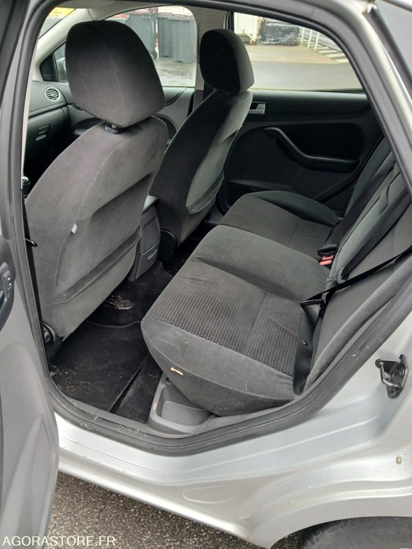 FORD FOCUS 1.8 ESSENCE - 2006 - 135 225 km - Autó: 5 kép. FORD FOCUS 1.8 ESSENCE - 2006 - 135 225 km - Autó: 5 kép.