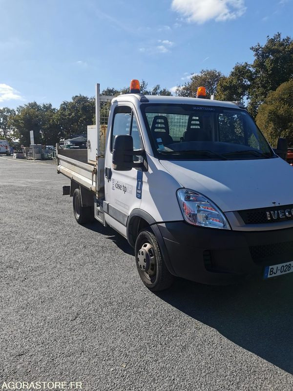 FOURGON BENNE - IVECO - DAILY 35C13 - 2011 / 264350 KM - BJ028EC - Billenőplatós kisteherautó: 2 kép. FOURGON BENNE - IVECO - DAILY 35C13 - 2011 / 264350 KM - BJ028EC - Billenőplatós kisteherautó: 2 kép.
