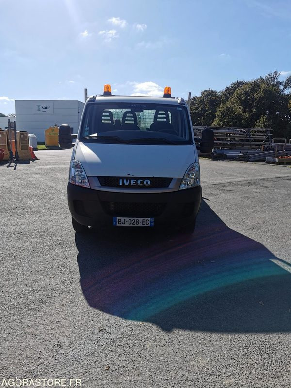 FOURGON BENNE - IVECO - DAILY 35C13 - 2011 / 264350 KM - BJ028EC - Billenőplatós kisteherautó: 1 kép. FOURGON BENNE - IVECO - DAILY 35C13 - 2011 / 264350 KM - BJ028EC - Billenőplatós kisteherautó: 1 kép.