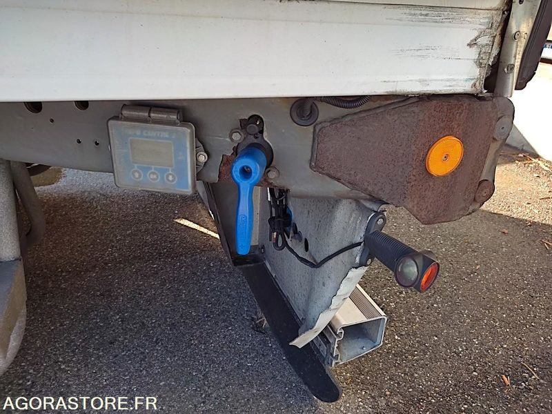LAMBERET FRIGORIFIQUE - 11 500 HEURES - Félpótkocsi: 3 kép. LAMBERET FRIGORIFIQUE - 11 500 HEURES - Félpótkocsi: 3 kép.