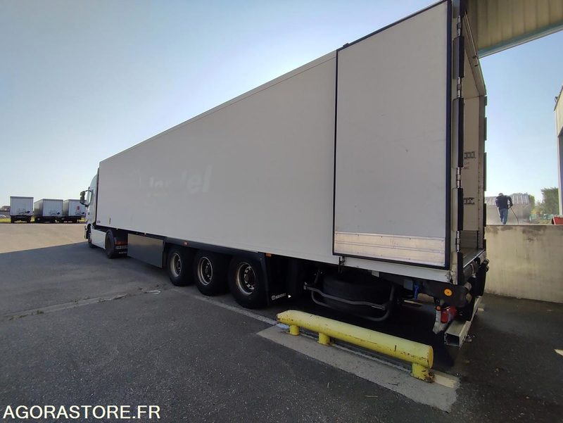 LAMBERET FRIGORIFIQUE - 11 500 HEURES - Félpótkocsi: 2 kép. LAMBERET FRIGORIFIQUE - 11 500 HEURES - Félpótkocsi: 2 kép.