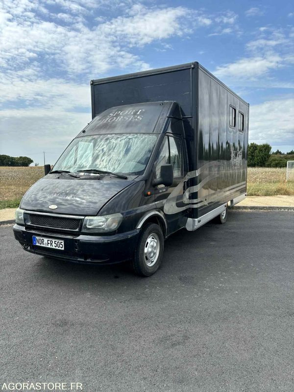 Fourgon FORD - Transport de 2 Chevaux - 2004 - 137 510 KM - Furgon: 1 kép. Fourgon FORD - Transport de 2 Chevaux - 2004 - 137 510 KM - Furgon: 1 kép.