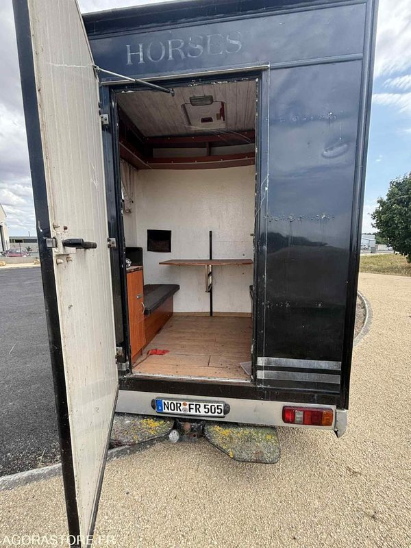 Fourgon FORD - Transport de 2 Chevaux - 2004 - 137 510 KM - Furgon: 4 kép. Fourgon FORD - Transport de 2 Chevaux - 2004 - 137 510 KM - Furgon: 4 kép.