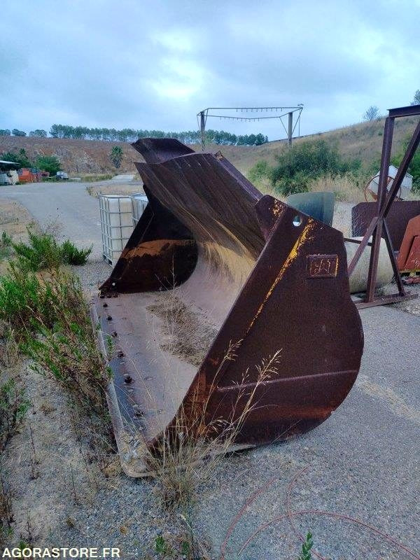 Godet CATERPILLAR - Szerszám/ Felszerelés: 2 kép. Godet CATERPILLAR - Szerszám/ Felszerelés: 2 kép.