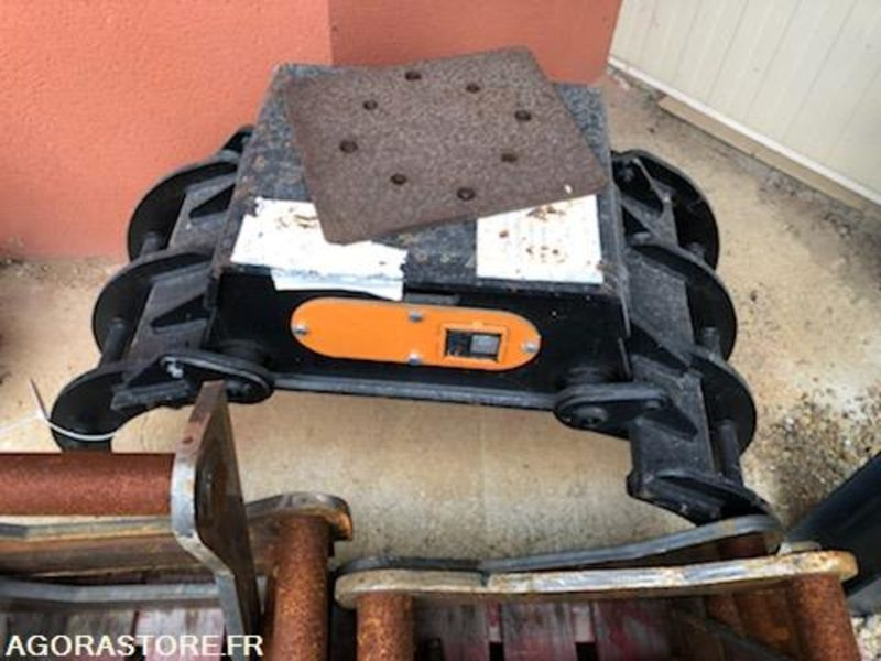 Grappin NEUF fixe sans rotation pour pelle 3 à 6 T - Építőipari berendezések: 3 kép. Grappin NEUF fixe sans rotation pour pelle 3 à 6 T - Építőipari berendezések: 3 kép.