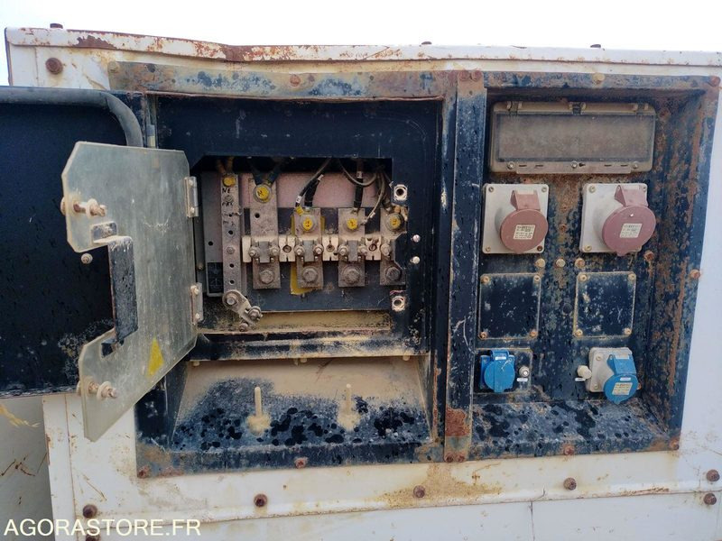 Groupe électrogène SDMO 60 kVA - Áramfejlesztő: 5 kép. Groupe électrogène SDMO 60 kVA - Áramfejlesztő: 5 kép.