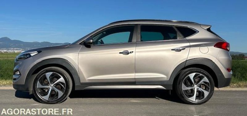 HYUNDAI TUCSON III 1.7 CRDI 141 CH EXECUTIVE 2WD DCT-7 - 2016 - 141 950 kms - Terepjáró/ SUV: 3 kép. HYUNDAI TUCSON III 1.7 CRDI 141 CH EXECUTIVE 2WD DCT-7 - 2016 - 141 950 kms - Terepjáró/ SUV: 3 kép.