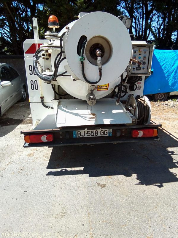 Hydrocureur Nissan cabstar année 2000 405300 kms - Szippantós autó: 1 kép. Hydrocureur Nissan cabstar année 2000 405300 kms - Szippantós autó: 1 kép.