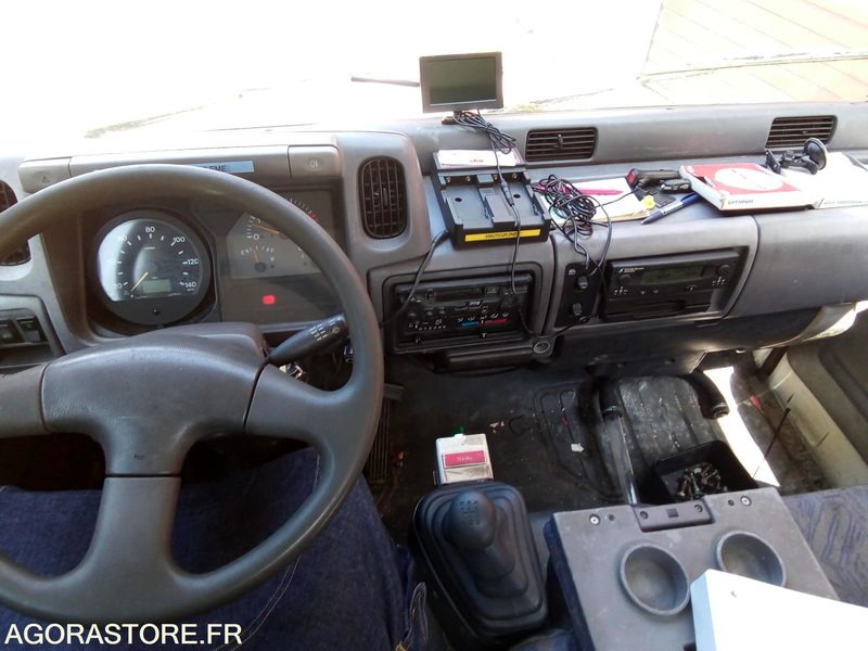 Hydrocureur Nissan cabstar année 2000 405300 kms - Szippantós autó: 4 kép. Hydrocureur Nissan cabstar année 2000 405300 kms - Szippantós autó: 4 kép.
