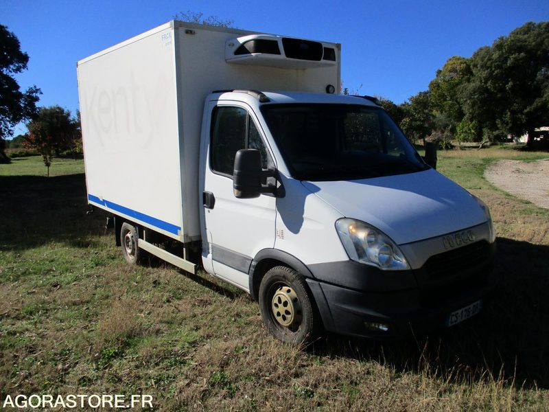IVECO 35S13 de 2013 426915Kms "d'autoroute"chassis cabine frigorifique - Hűtős kisteherautó: 2 kép. IVECO 35S13 de 2013 426915Kms "d'autoroute"chassis cabine frigorifique - Hűtős kisteherautó: 2 kép.