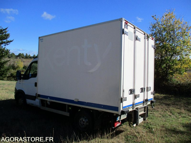 IVECO 35S13 de 2013 chassis cabine frigorifique idéal pour modifié en benne - Hűtős kisteherautó: 3 kép. IVECO 35S13 de 2013 chassis cabine frigorifique idéal pour modifié en benne - Hűtős kisteherautó: 3 kép.