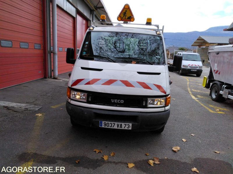 IVECO AMPLIROLL - Platós kisteherautó: 2 kép. IVECO AMPLIROLL - Platós kisteherautó: 2 kép.