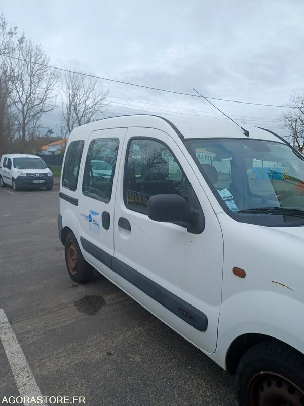 KANGOO RENAULT - 147408km - 2001 - Kis furgon: 3 kép. KANGOO RENAULT - 147408km - 2001 - Kis furgon: 3 kép.