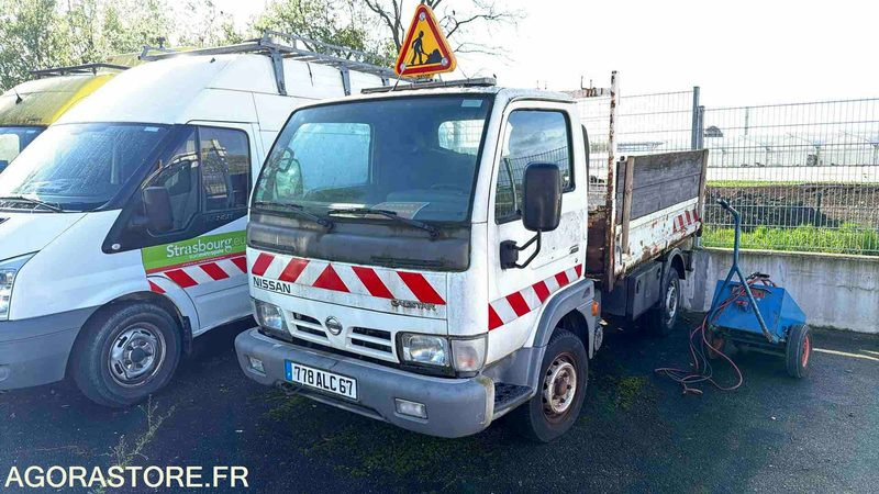 Nissan - Cabstar - 2004 - 49711KMS - 778ALC67 - Kisteherautó: 1 kép. Nissan - Cabstar - 2004 - 49711KMS - 778ALC67 - Kisteherautó: 1 kép.