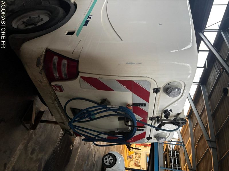 LAVEUSE CMAR LC 860 - Utcaseprő gép: 4 kép. LAVEUSE CMAR LC 860 - Utcaseprő gép: 4 kép.