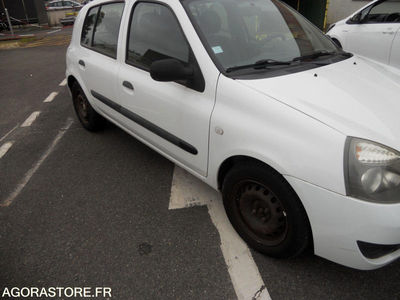 LOT 3 SLT - RENAULT CLIO - Autó: 2 kép. LOT 3 SLT - RENAULT CLIO - Autó: 2 kép.