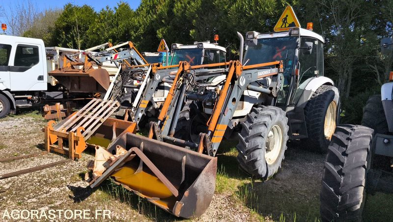 Lot Renault - Tracteur ergos 110-CF 056 - 2001 - 11404 et CHARGEUR FAUCHEUX TRF0 - Traktor: 1 kép. Lot Renault - Tracteur ergos 110-CF 056 - 2001 - 11404 et CHARGEUR FAUCHEUX TRF0 - Traktor: 1 kép.
