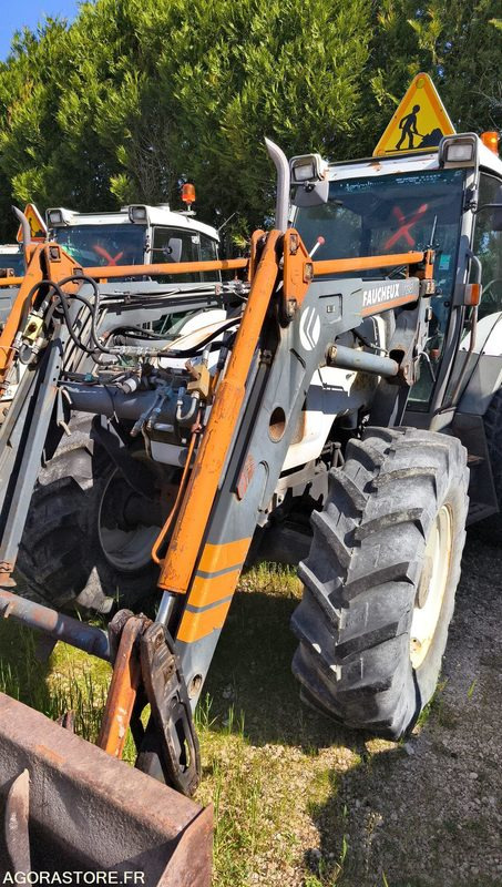 Lot Renault - Tracteur ergos 110-CF 056 - 2001 - 11404 et CHARGEUR FAUCHEUX TRF0 - Traktor: 2 kép. Lot Renault - Tracteur ergos 110-CF 056 - 2001 - 11404 et CHARGEUR FAUCHEUX TRF0 - Traktor: 2 kép.