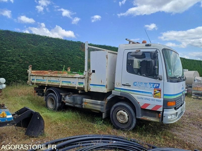 MERCEDES - ATEGO B 918 BENNE AVEC COFFRE - 2002 / 321065KMS (09/2019) - 6487XW14 - Billenőplatós teherautó: 3 kép. MERCEDES - ATEGO B 918 BENNE AVEC COFFRE - 2002 / 321065KMS (09/2019) - 6487XW14 - Billenőplatós teherautó: 3 kép.