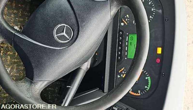 MERCEDES TOURISMO - BL273GX - 2011 - 1 039 589 KMS - Távolsági busz: 3 kép. MERCEDES TOURISMO - BL273GX - 2011 - 1 039 589 KMS - Távolsági busz: 3 kép.