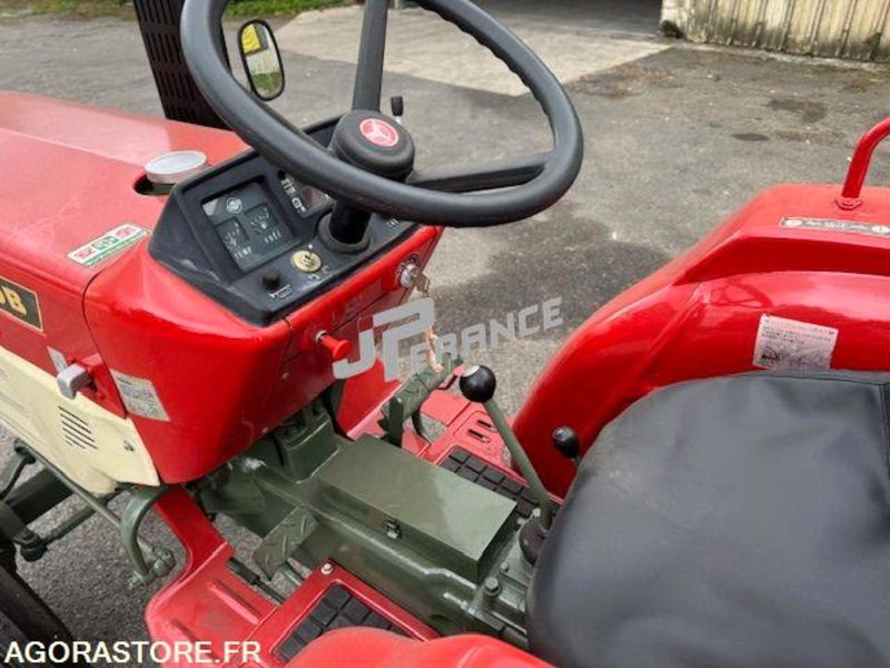 MICROTRACTEUR YANMAR 20CV 2 CYLINDRES 1150CM3 D'OCCASION 2RM TRES BON ETAT 810H - Traktor: 3 kép. MICROTRACTEUR YANMAR 20CV 2 CYLINDRES 1150CM3 D'OCCASION 2RM TRES BON ETAT 810H - Traktor: 3 kép.