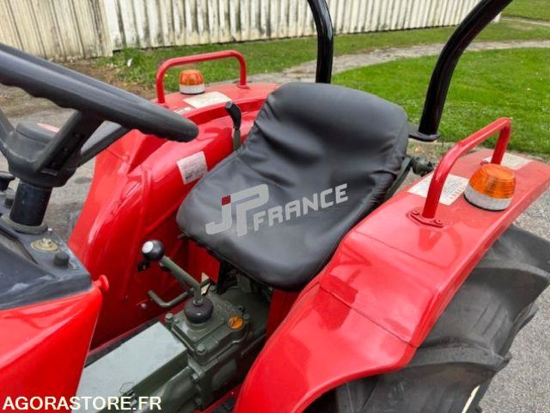 MICROTRACTEUR YANMAR 20CV 2 CYLINDRES 1150CM3 D'OCCASION 2RM TRES BON ETAT 810H - Traktor: 4 kép. MICROTRACTEUR YANMAR 20CV 2 CYLINDRES 1150CM3 D'OCCASION 2RM TRES BON ETAT 810H - Traktor: 4 kép.