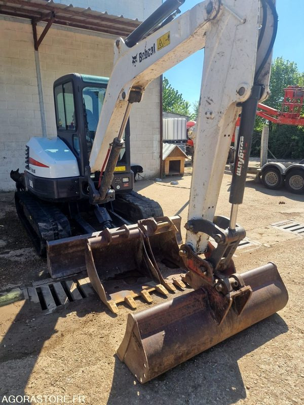 MINI PELLE SUR CHENILLE CAOUTCHOUC BOBCAT 5T E45 AVEC 3 GODETS - 2017 - 1715h - Minikotró: 1 kép. MINI PELLE SUR CHENILLE CAOUTCHOUC BOBCAT 5T E45 AVEC 3 GODETS - 2017 - 1715h - Minikotró: 1 kép.
