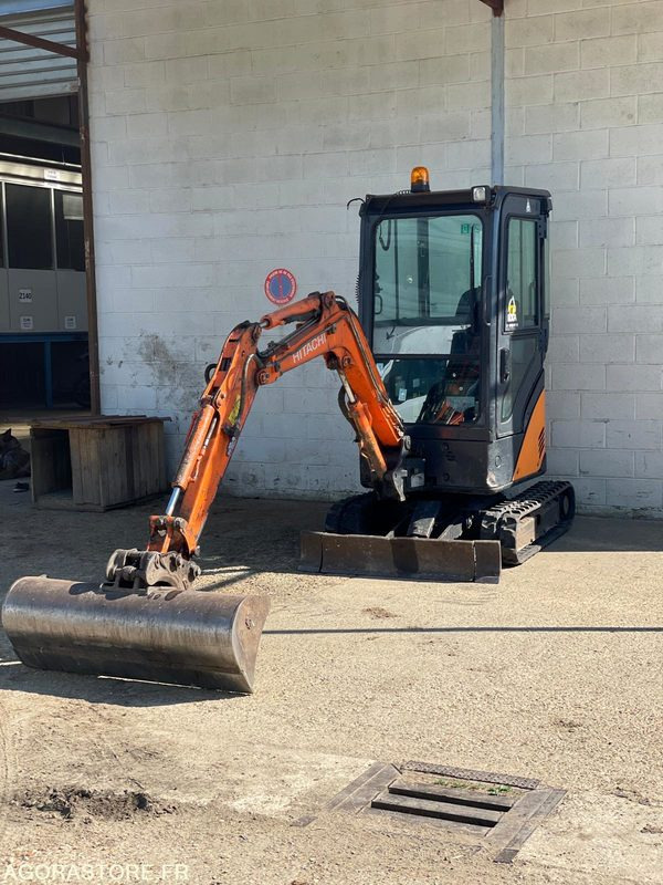 MINI-PELLE SUR CHENILLE CAOUTCHOUC HITACHI ZX17U-2 15CV 1.9T AVEC 3 GODETS - Kotrógép: 1 kép. MINI-PELLE SUR CHENILLE CAOUTCHOUC HITACHI ZX17U-2 15CV 1.9T AVEC 3 GODETS - Kotrógép: 1 kép.
