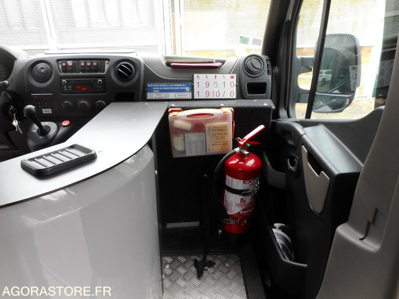 MINIBUS NAVETTE RENAULT - 2013 - 185 270 km - Minibusz, Kisbusz: 3 kép. MINIBUS NAVETTE RENAULT - 2013 - 185 270 km - Minibusz, Kisbusz: 3 kép.