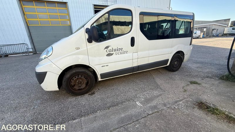 MINIBUS RENAULT TRAFIC 523 BBK 69 - Minibusz, Kisbusz: 1 kép. MINIBUS RENAULT TRAFIC 523 BBK 69 - Minibusz, Kisbusz: 1 kép.