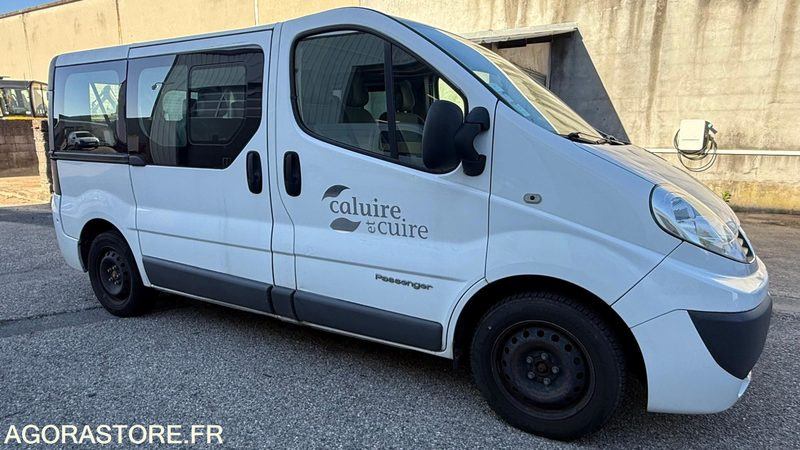 MINIBUS RENAULT TRAFIC 523 BBK 69 - Minibusz, Kisbusz: 4 kép. MINIBUS RENAULT TRAFIC 523 BBK 69 - Minibusz, Kisbusz: 4 kép.