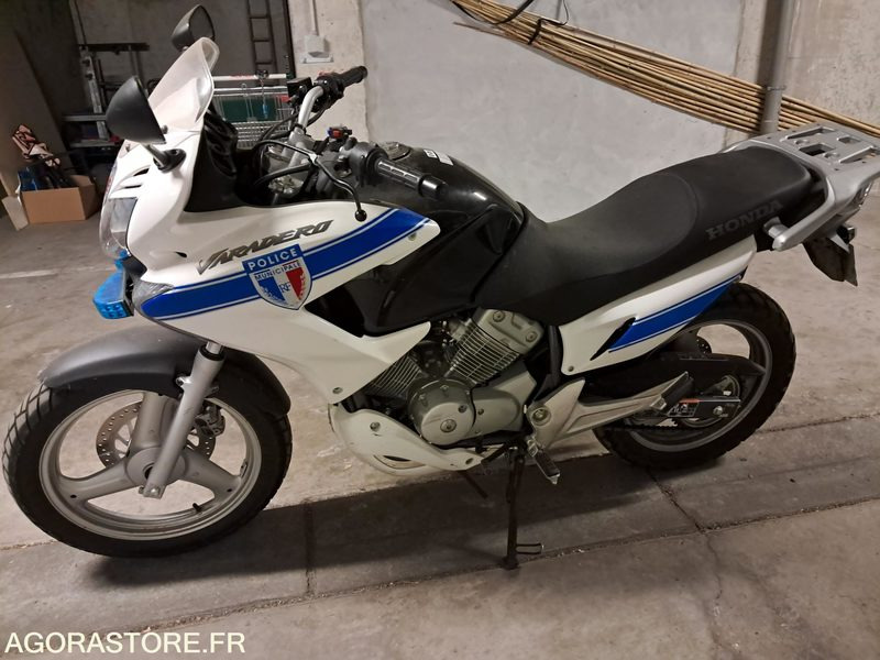 MOTO HONDA VARADERO 125 - Motorkerékpár: 1 kép. MOTO HONDA VARADERO 125 - Motorkerékpár: 1 kép.