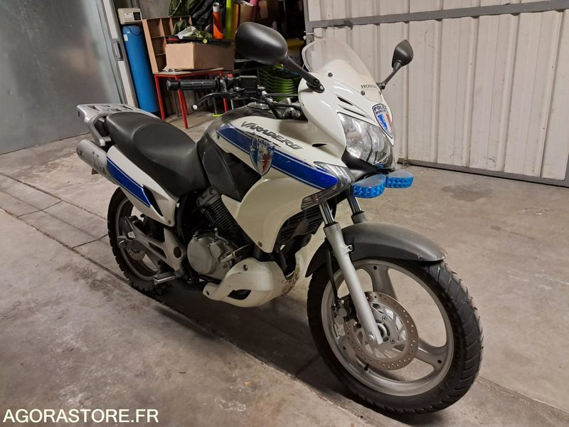 MOTO HONDA VARADERO 125 - Motorkerékpár: 2 kép. MOTO HONDA VARADERO 125 - Motorkerékpár: 2 kép.