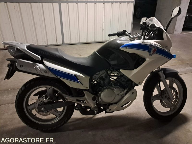 MOTO HONDA VARADERO 125 - POLICE MUNICIPALE - Motorkerékpár: 2 kép. MOTO HONDA VARADERO 125 - POLICE MUNICIPALE - Motorkerékpár: 2 kép.