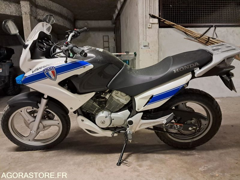 MOTO HONDA VARADERO 125 - POLICE MUNICIPALE - Motorkerékpár: 1 kép. MOTO HONDA VARADERO 125 - POLICE MUNICIPALE - Motorkerékpár: 1 kép.