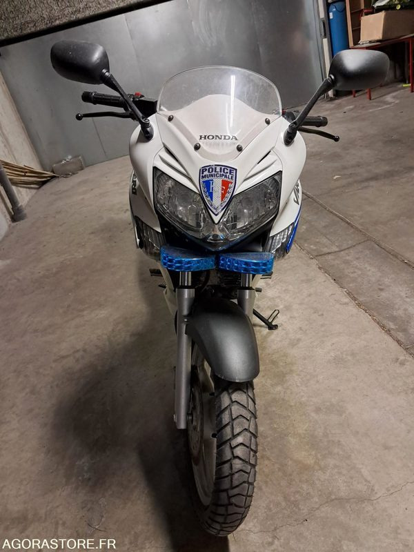 MOTO HONDA VARADERO 125 - POLICE MUNICIPALE - Motorkerékpár: 3 kép. MOTO HONDA VARADERO 125 - POLICE MUNICIPALE - Motorkerékpár: 3 kép.
