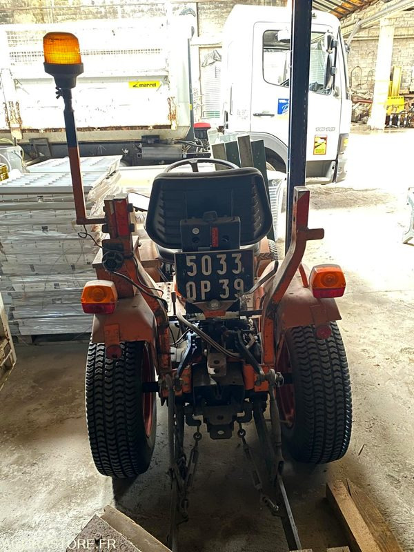 Microtracteur Kubota B6200D - Traktor: 5 kép. Microtracteur Kubota B6200D - Traktor: 5 kép.