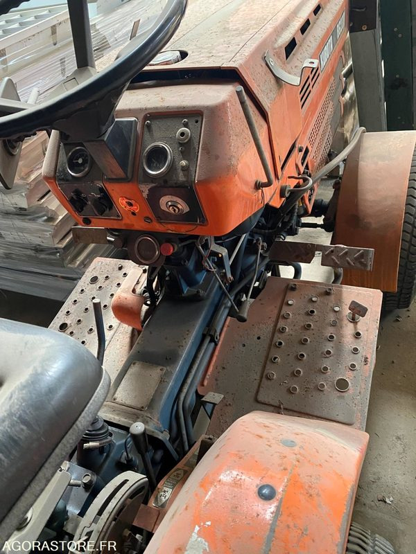 Microtracteur Kubota B6200D - Traktor: 3 kép. Microtracteur Kubota B6200D - Traktor: 3 kép.