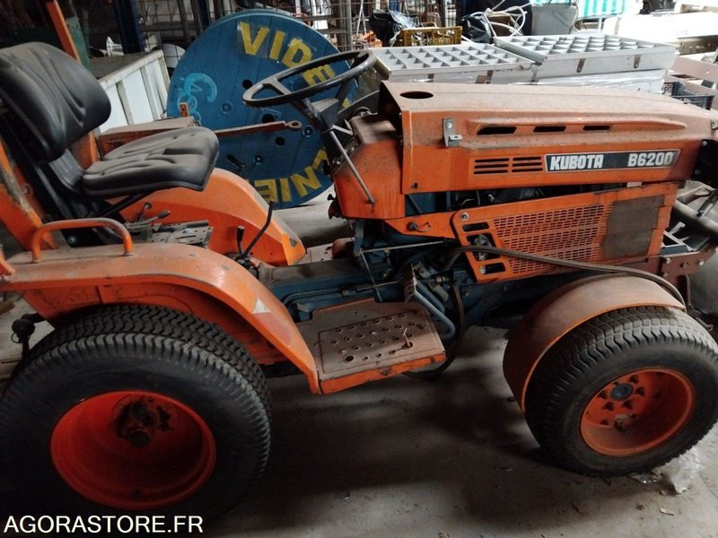 Microtracteur Kubota B6200D - Traktor: 1 kép. Microtracteur Kubota B6200D - Traktor: 1 kép.