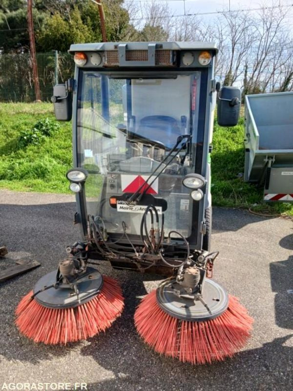 Mini balayeuse HAKO C1250 - Utcaseprő gép: 1 kép. Mini balayeuse HAKO C1250 - Utcaseprő gép: 1 kép.