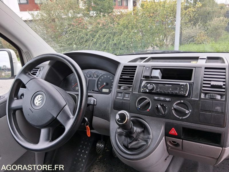 Mini bus / Volkswagen Caravelle - Minibusz, Kisbusz: 3 kép. Mini bus / Volkswagen Caravelle - Minibusz, Kisbusz: 3 kép.