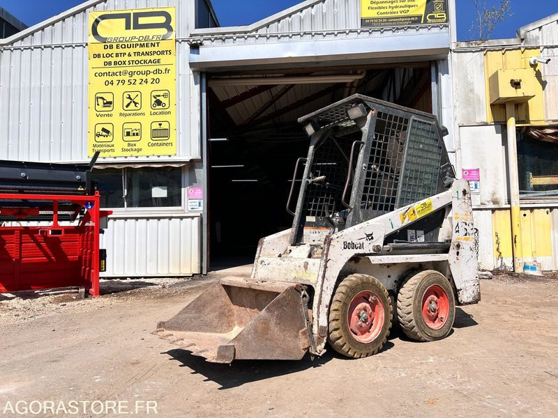 Mini-chargeuse Bobcat 463 - 2001 - 3055 heures - Rakodógép: 1 kép. Mini-chargeuse Bobcat 463 - 2001 - 3055 heures - Rakodógép: 1 kép.