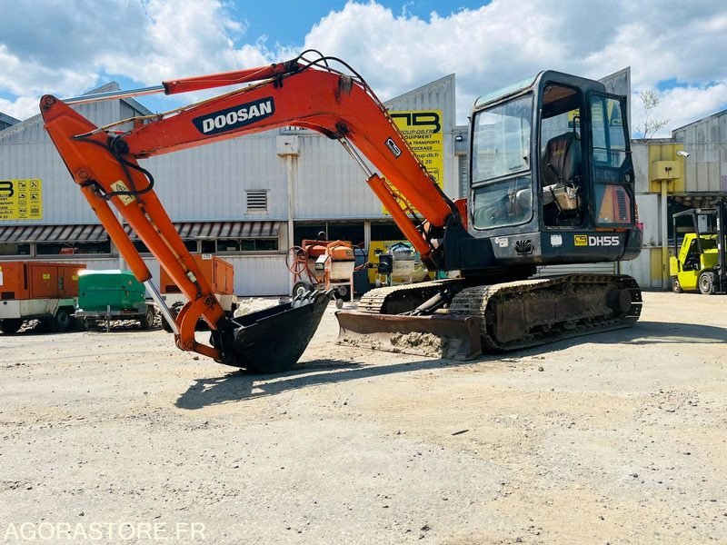 Mini pelle 5T DOOSAN DH55 - Année 2004 - Kotrógép: 1 kép. Mini pelle 5T DOOSAN DH55 - Année 2004 - Kotrógép: 1 kép.