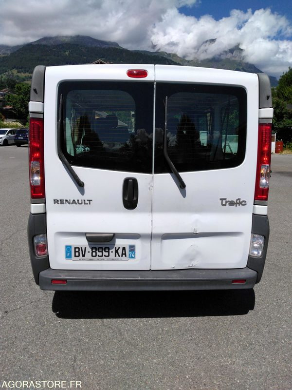 Minibus Renault Trafic - Minibusz, Kisbusz: 3 kép. Minibus Renault Trafic - Minibusz, Kisbusz: 3 kép.